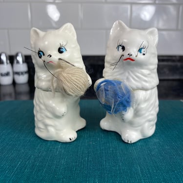 Vintage White Cats with yarn ball Salt & Pepper Shakers | Anthropomorphic Kitsch Figurines | Adorable Kitten Shakers by Enesco Noise Makers 