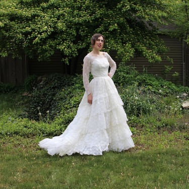 Vintage 1950s Lace Wedding Dress w/ Train - Princess Dress Tiered Lace Long Sleeve Ball Gown Off-White - S/M 