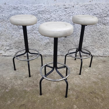 Vintage Set of Three Metal and Leather Bar Stools/Retro Bar Chairs/Old White faux Leather Chairs/ Metal And Faux Leather Stools/Mid Century 