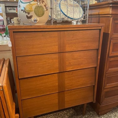 Laminate MCM chest of drawers 32 x 18 x 42