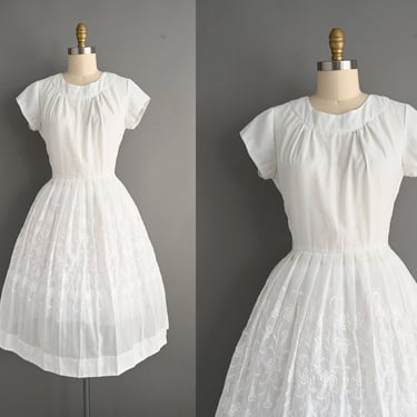 vintage 1950s White Cotton Floral Dress - Size Large 