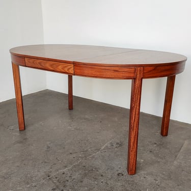 Mid-Century Modern Walnut Wood Round to Oval Expanding Dining Table 1960s 