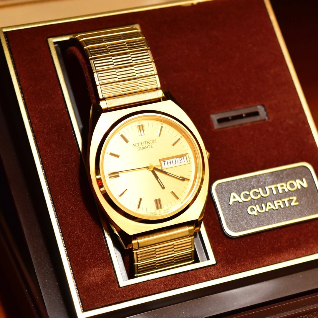 Vintage 1988 Bulova Accutron Gold Tone Swiss Quartz Day/Date