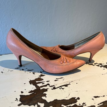 Peach Gin Fizz Please - Vintage 1950s 1960s Coral Orange Punched Leather Pumps Heels - 8AA 