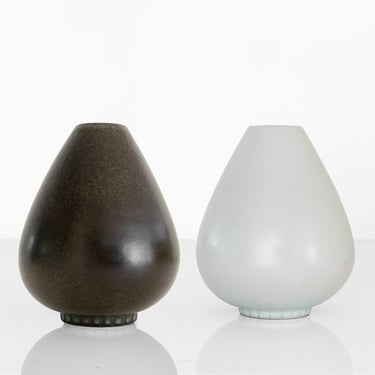 Gunnar Nylund group of 2 vases charcoal and light gray.