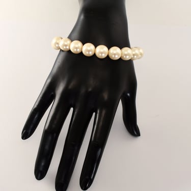 50's clam shell clasp faux pearl mermaid bracelet, big creamy plastic pearls gold plated metal mid-century stacker 