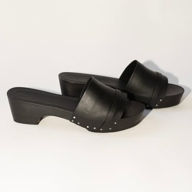 Low Pleat Clog in Black