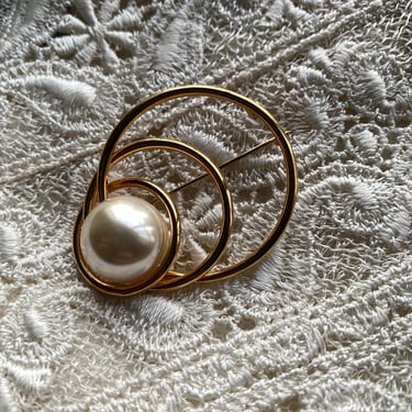 vintage faux oversized pearl statement brushed goldtone orbit minimal brooch 