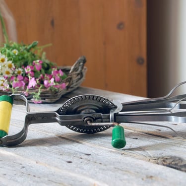 Androck hand mixer green & yellow handle / vintage egg beater / retro vintage kitchen / rustic farmhouse kitchen tools / vintage kitchen 