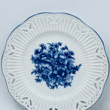 Vintage Basic Porcelana Decorative Plates Home Essentials & Beyond White Blue Reticulated- 10" 