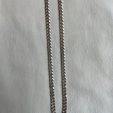 silver chain with carved detail on one side N042