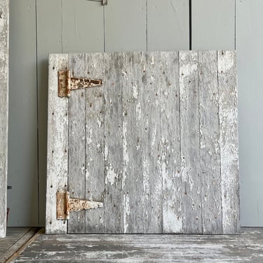 Small Rustic Barn Door Chippy White Authentic Barn Door Weathered Wood Wall Hanging Modern Farmhouse Industrial Cottage Rusty Hinges Salvage 