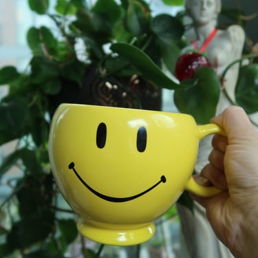 Vintage Y2K Yellow Smiley Face Mug – Oversized Ceramic Mood Booster