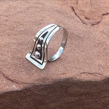 Vintage Mexico Sterling Silver Mid Century Flowing Ribbon Adjustable Ring with Half Globe Center 