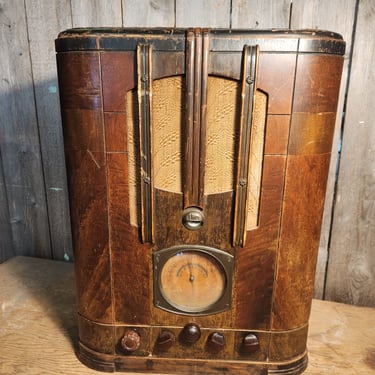 Antique RCA Victor Tombstone Tube Radio 16" x 21.75" x 11.5"