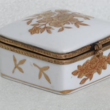 Porcelain Japan White and Gold Floral Small Trinket Pill Box 3438B