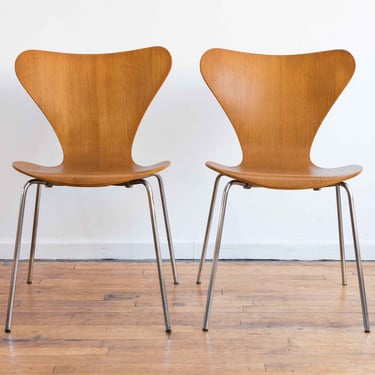 Pair of Vintage MCM Series 7 "Butterfly" Dining Chairs by Arne Jacobson for Fritz Hansen 