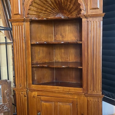 Large Corner Hutch w Shell Carved Top