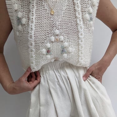Sweet Vintage Floral-Accented Knit Vest