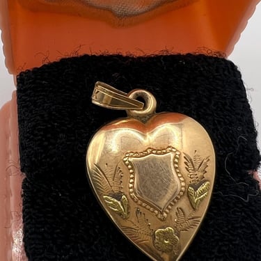 1900s 14kt gold heart shaped locket w/ floral motif engravable 