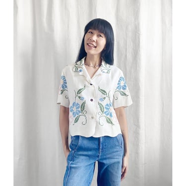 Tablecloth Boxy Shirt - vintage 1980s cross-stitched tablecloth hibiscus floral linen white blue women's cropped top short sleeved blouse 