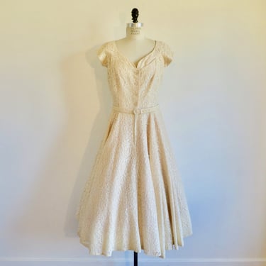 1950's Butter Cream Lace Fit and Flare Dress Sweetheart Neckline Short Sleeves Full Skirt 50's Wedding Bridal Party Rockabilly 32