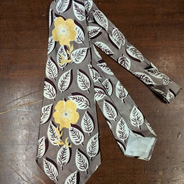 Vintage 1950s Mauve Leaf and Flower Print Swing Tie, 1940s Tie, 1950s Tie, Vintage Shirt, Vintage Tie, Vintage Clothing 