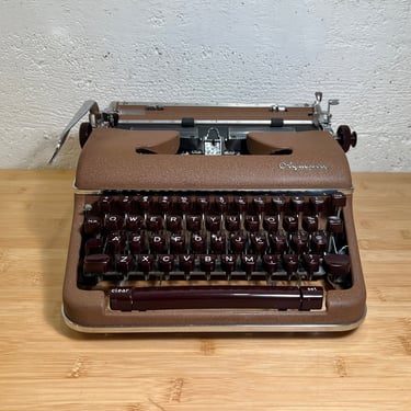 1960 Olympia SM4 Portable Typewriter Professionally Serviced, Case, New Ribbon, Owner's Manual 