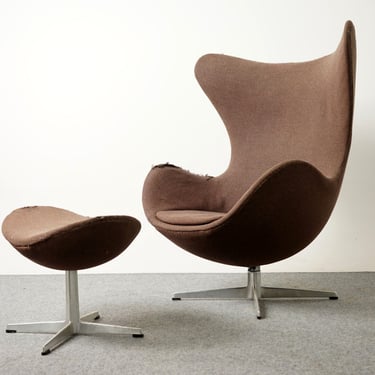Iconic Egg Chair & Footstool By Arne Jacobsen, For Fritz Hansen - (D517) 