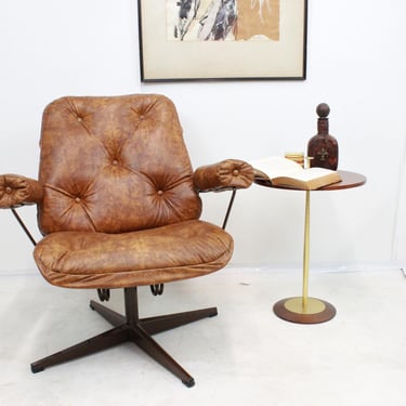 Mid Century Modern lounge chair in vinyl | 