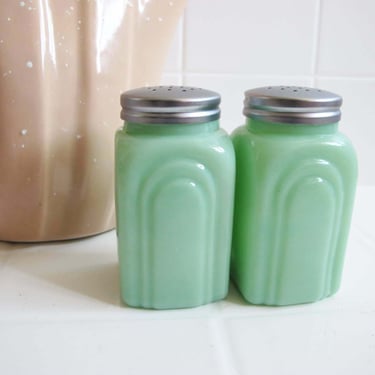 Vintage Jadeite Salt and Pepper Shakers Art Deco Arch  - Mint Green Glass S&P Pair - Traditional Farmhouse Shabby Chic Kitchen 