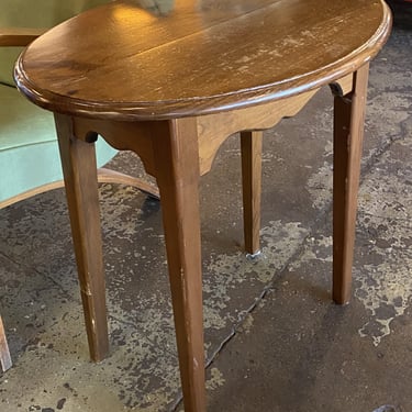 Oval End Table w Wave Edge