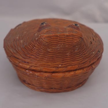 Vintage Wicker Rattan Frog Trinket Box Basket w/ Glass Eyes. 