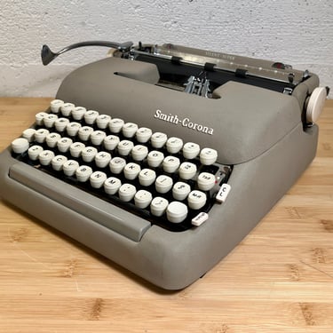 Desert Sand 1959 Smith-Corona Silent-Super Portable Typewriter, Serviced, Holiday Case, New Ribbon, Owner's Manual 