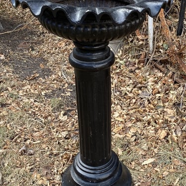 Black Metal Pedestal w Pie Crust Top