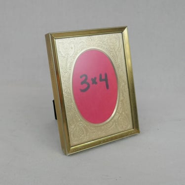 Vintage Small Picture Frame w/ Oval Metal Mat - Gold Tone Metal w/ non-glare Glass - 3 1/4