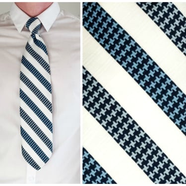 White and blue houndstooth striped clip on tie 