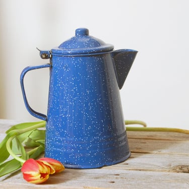 Vintage enamelware kettle / vintage cobalt blue speckled enamel coffee pot / rustic decor / farmhouse kitchenware / enamelware tea pot 