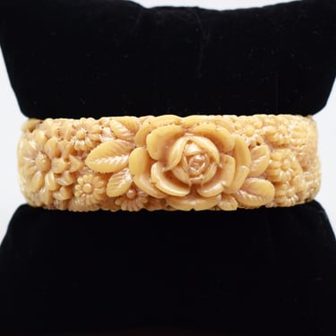30's pearlized celluloid dimensional floral bangle, beige early plastic oval flower garden bracelet 