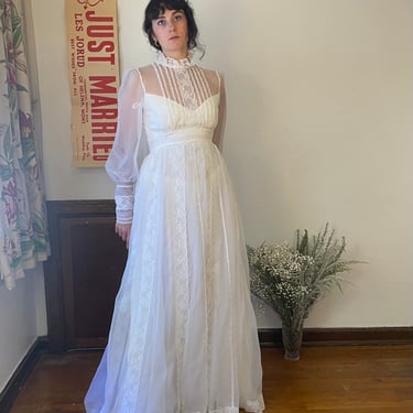 1970s White Chiffon Wedding Gown with Sheer Sleeves and Daisy Chain Detail size Medium 