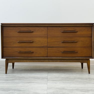 Mid-Century Modern Walnut 6-Drawer Dresser / Credenza 