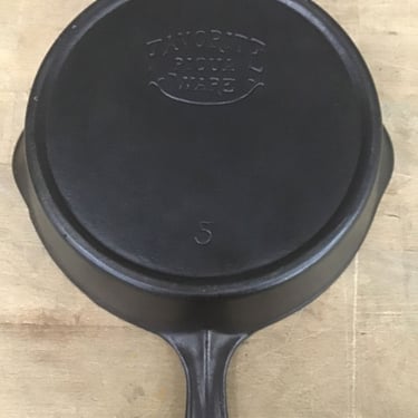 No. 5 Favorite Piqua Ware Cast Iron Skillet (Seattle)