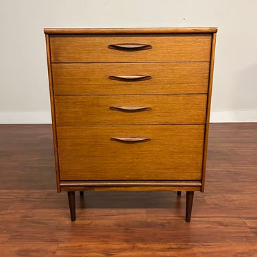 Vintage Mid-Century 4 Drawer Dresser / Chest