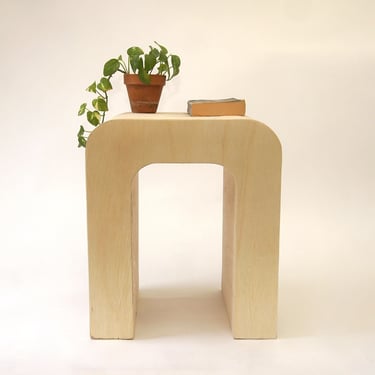 Small curved side table, Horseshoe end table, Rounded wooden table - Natural 