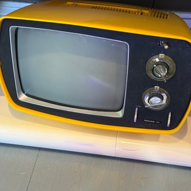 101483574 - Yellow Mod TV - Philco - LISTEN - SOUND