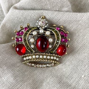 Large crown brooch with pearls, cabuchon and rhinestones - 1980s costume jewelry 