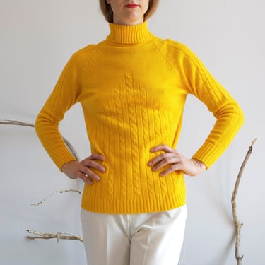 yellow raglan turtleneck cable sweater / sz S 