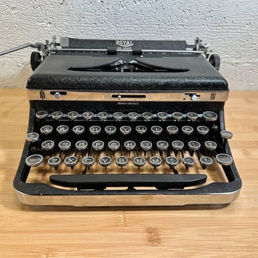 1937 Royal DeLuxe Portable Typewriter w Case, New Red/Black Ribbon, Owner's Manual 