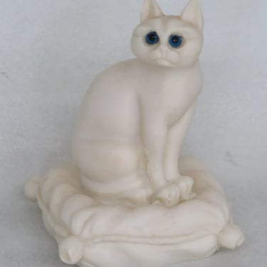 Alabaster Cat on Pillow Figurine Glass Eyes Made In Greece 3800B