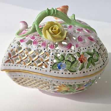 Openwork Herend porcelain box, a heart shaped Bonbonniere w/ naturalistic flowers & 24K gold trim. Gift ideas for wedding or Valentines day. 